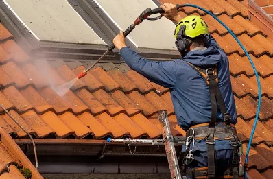 Démoussage et hydrofuge de toiture à Ouessant